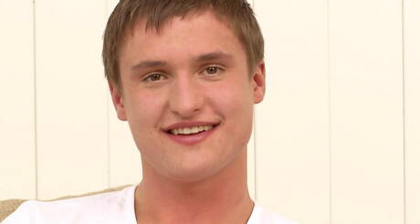 Il ragazzo husky Benny e il super stallone Bobby si masturbano il cazzo