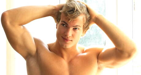 Stefan Nilsson musculoso se masturbando