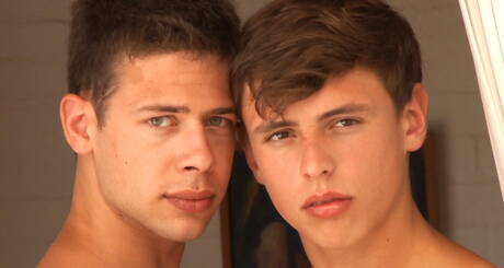 兩位捷克帥哥 Justin Saradon 和性感小夥 Jordan Faris 裸體擺造型