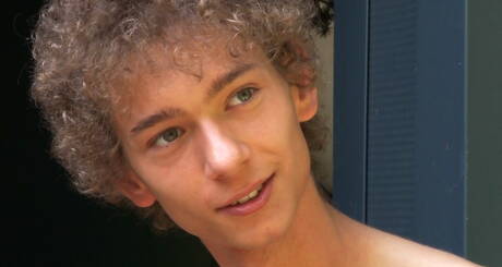 Der schöne Junge Hugo Diorr wichst draußen seinen Schwanz