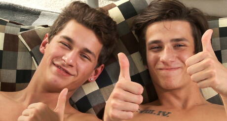 Der junge Amerikaner Nate Donaghy und der junge Tscheche Benoit Ulliel in einer heißen Homosexuellenszene