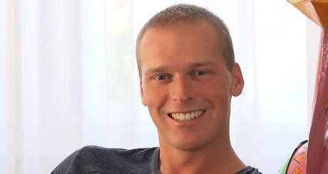 力持ちのエメリー・ハーゲンがチンポを自慰する