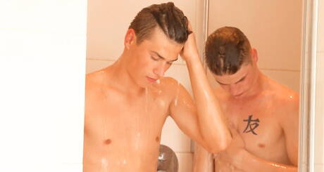 アメリカの力持ちセルジュ・カヴァリと若いヒュー・ロデリックがシャワーでチンコを弄ぶ