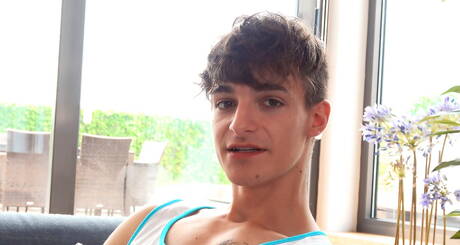 Il sexy Miles Murray stuzzica il suo cazzo