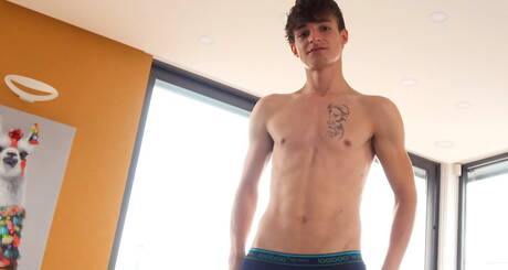 Il sexy Miles Murray stuzzica il suo cazzo