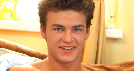 Der junge Kerl Corey Stark hat ein Vergnügen