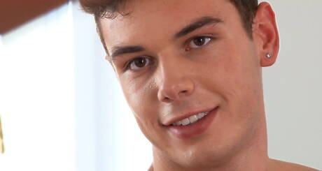 Le super étalon Mark Becker joue avec sa bite