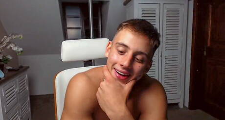 Thomas Danielli bien bâti se branle