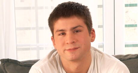 Stoere Daniel Lenov plaagt zijn pik