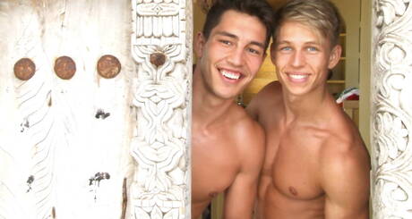 Le slovaque Nils Tatum et le tchèque Antony Lorca dans une scène de fellation dans la salle de bain