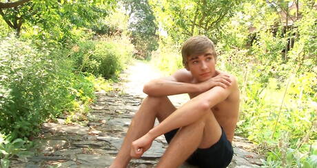 Il focoso Matthieu Corne stuzzica il suo cazzo all