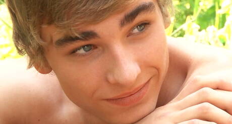 Il focoso Matthieu Corne stuzzica il suo cazzo all