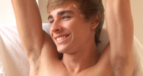 Il focoso Matthieu Corne stuzzica il suo cazzo all