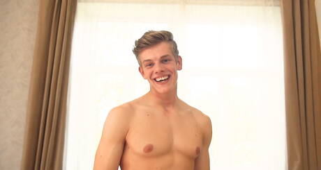 Knappe Olaf Mortensen masturbeert