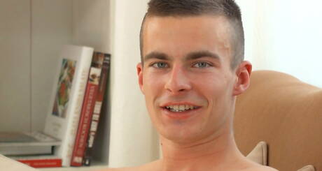 Stefan Leland musculoso brincando com um pau