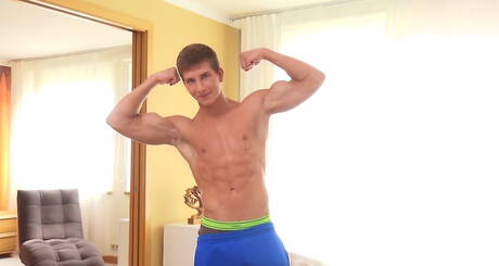 Czeski muskularny Tom Rogers bawi się penisem pod prysznicem