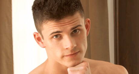 Le beau gosse Kenny Salinger se branle la bite