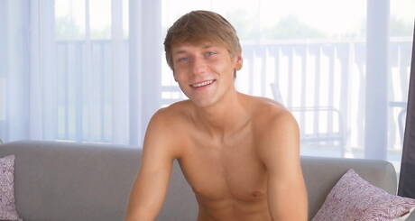 Tsjechische gespierde Rick Palmer poseert naakt en laat zijn mooie kont zien