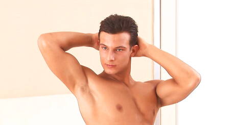 O forte Gerome Baussan se despindo e mostrando uma bela bunda