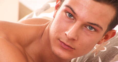 O forte Gerome Baussan se despindo e mostrando uma bela bunda