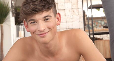 Mooie jongen Jorik Tautou trekt zijn pik af