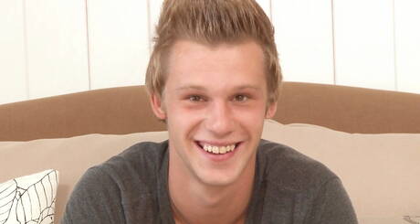 O musculoso Griffin Phillips masturbando seu pau