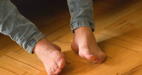 Stud Tony Zuko masturbuje się w kuchni