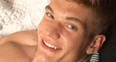 Il bel Adrian Bohen si masturba in bagno