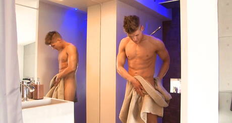 Il bel Adrian Bohen si masturba in bagno