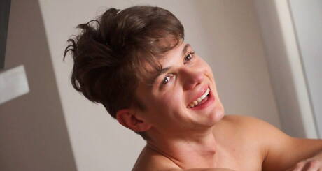 Der attraktive Henri Theroux neckt seinen Schwanz