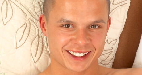 El semental Paul Ferrer se masturba la polla