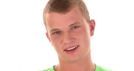 El joven Harry Davies juega con una polla