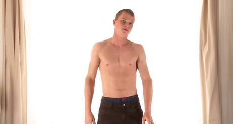 El joven Harry Davies juega con una polla