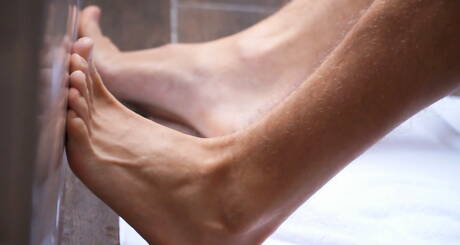 超級猛男 Nikk Lanier 在浴室玩弄雞巴