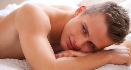 超級猛男 Nikk Lanier 在浴室玩弄雞巴