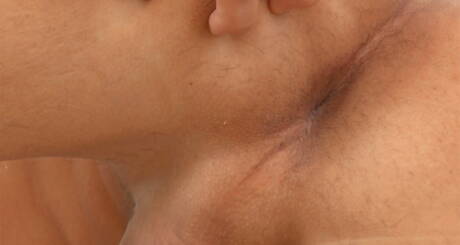 Superhengst Leo Thomas neckt seinen Schwanz