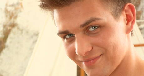 Superhengst Leo Thomas neckt seinen Schwanz