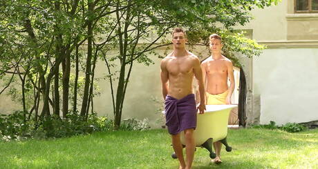 Der muskulöse Tscheche Hoyt Kogan und der starke Mann Frederick Perin masturbieren im Freien