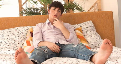 El musculoso Pierce Bailey se masturba en la ducha