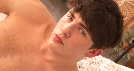 El musculoso Pierce Bailey se masturba en la ducha