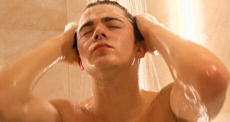 El musculoso Pierce Bailey se masturba en la ducha