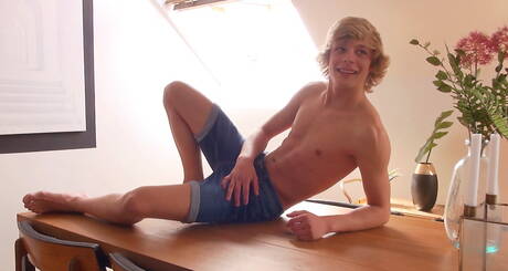 Der hübsche Tim Moffie wichst seinen Schwanz in der heißen Dusche