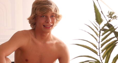 Der hübsche Tim Moffie wichst seinen Schwanz in der heißen Dusche