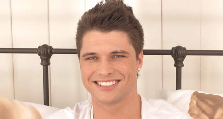 Belami Online: Der attraktive Cameron Martin spielt mit seinem Schwanz