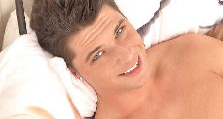 Le beau mec Cameron Martin joue avec sa bite