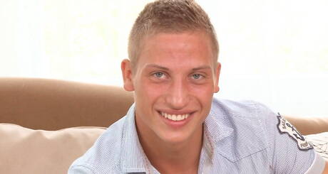 Stud Karsten Blomkvist speelt met lul