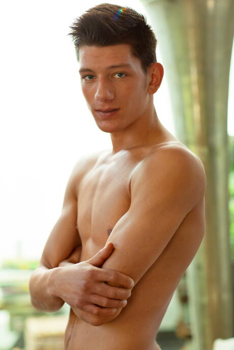 De knappe Dean Cullen wordt naakt en laat zijn mooie kont zien