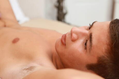 El musculoso Toby Granger posando desnudo y mostrando su culo apretado