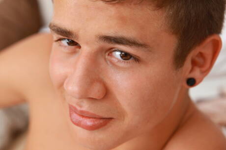 El musculoso Toby Granger posando desnudo y mostrando su culo apretado