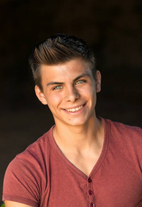 年輕帥哥 Kirk Gauguin 和帥哥 Allan Aimée 在戶外裸體擺造型，露出臀部